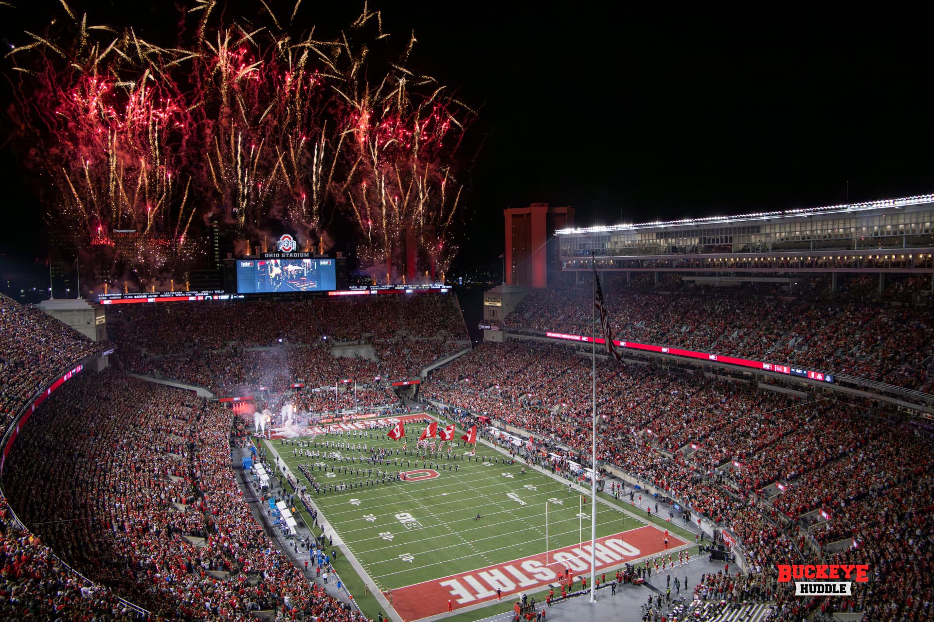Image with two football players hugging and celebrating.